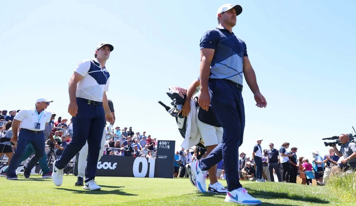 Obhajca prvenstva v LIV Golfe zaostáva. K dispozícii je ešte päť turnajov